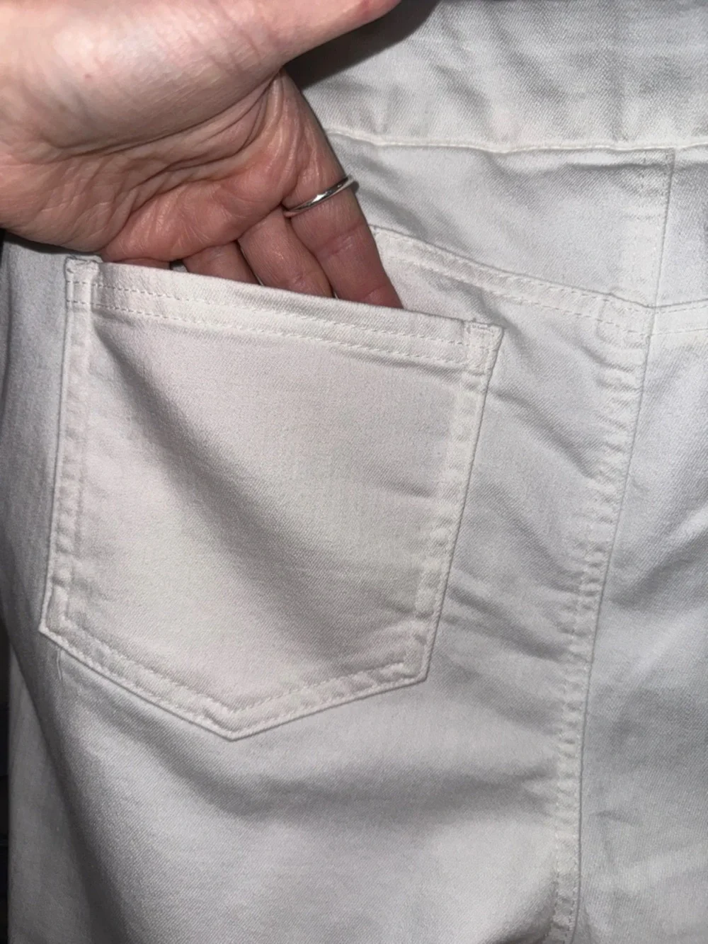 Chico's White Pull On Capris size 2/12